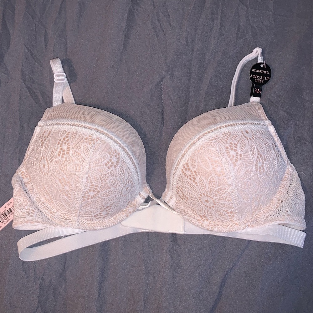 VS Bombshell Plunge “Adds 2 Cup Sizes” Bra